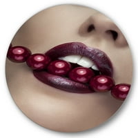 DesignArt 'Девојче со црвени усни со модерна метална wallидна уметност на црвените бисери - диск од 29